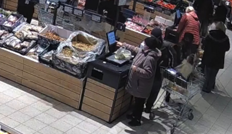 Než si vybrali jogurt, přišli o osobní věci. V obchodech na Hradecku řádili kapsáři