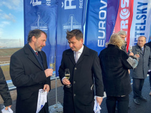 Dálnice D11 vede až do Jaroměře. ŘSD dnes otevřelo dva nové úseky