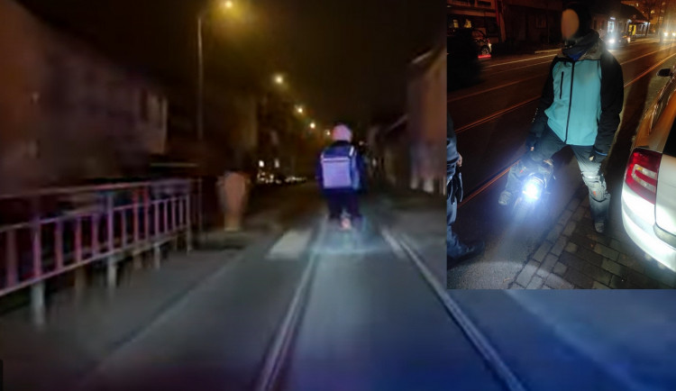 Kurýr v Brně ujížděl policistům na elektrické jednokolce. Chtěl rychle doručit jídlo