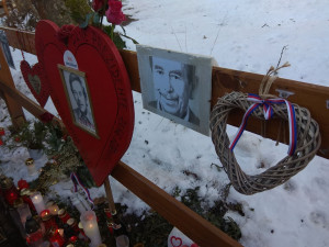 V Hrádečku na Havla vzpomínalo několik desítek lidí. Před jeho chalupou vzniklo pietní místo