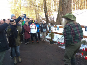 V Hrádečku na Havla vzpomínalo několik desítek lidí. Před jeho chalupou vzniklo pietní místo