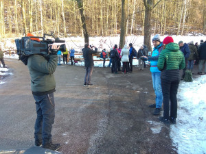 V Hrádečku na Havla vzpomínalo několik desítek lidí. Před jeho chalupou vzniklo pietní místo