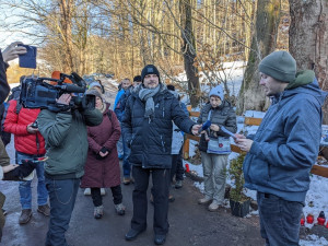 V Hrádečku na Havla vzpomínalo několik desítek lidí. Před jeho chalupou vzniklo pietní místo