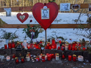 V Hrádečku na Havla vzpomínalo několik desítek lidí. Před jeho chalupou vzniklo pietní místo