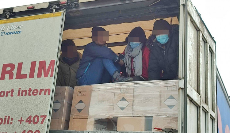 Cizinecká policie v Hradci zadržela šestici migrantů z Asie, utíkali prý před Tálibánem