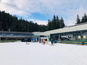Zimní střediska v kraji rozšířila provoz. O víkendu na hory vyrazilo několik tisíc lyžařů