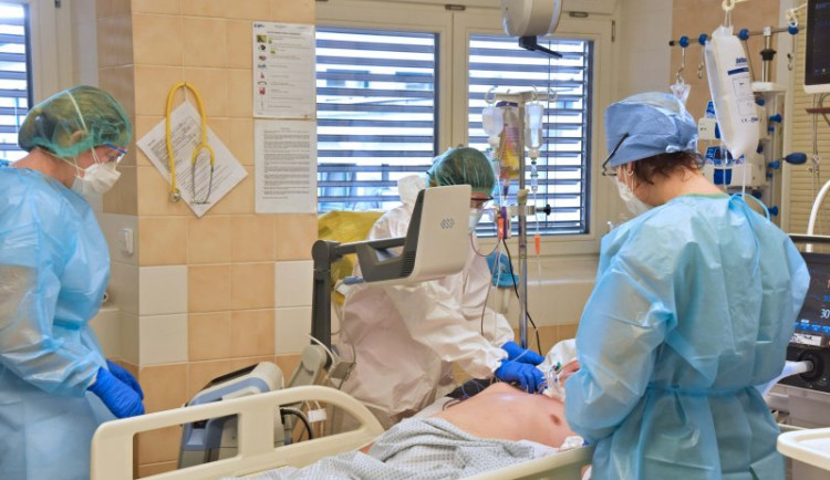 Nejtěžším pacientům s koronavirem v Brně pomáhá laser