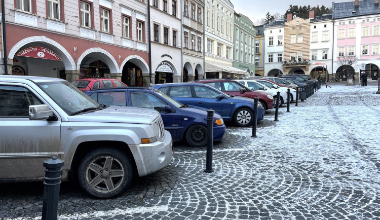 Trutnov zdražuje parkování. Řidiči si připlatí o deset až 15 korun za hodinu
