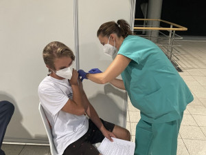 Nemocnice v Hradci Králové začala s očkováním proti koronaviru u dětí