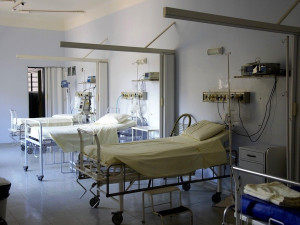 Epidemie v kraji slábne, v nemocnicích se uvolňují covidová lůžka