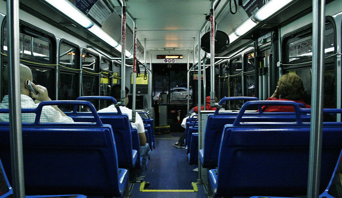 Opilý muž na Břeclavsku zůstal uvězněný v autobuse. Myslel si, že je v Brně