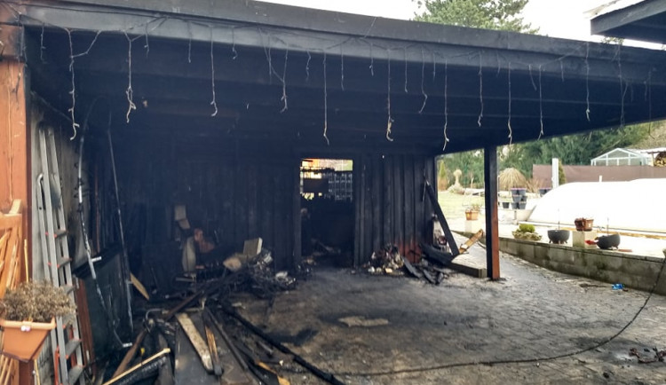 Požár přístřešku u rodinného domu způsobil škodu za 1,5 milionu korun