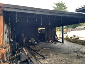 Požár přístřešku u rodinného domu způsobil škodu za 1,5 milionu korun