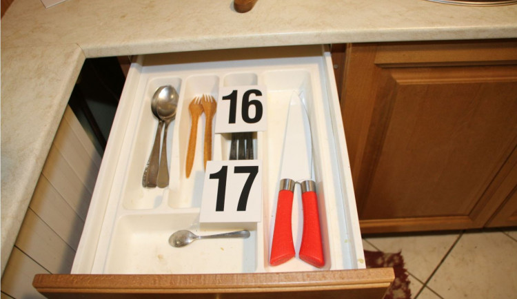 Manželská hádka skončila pokusem o vraždu. Žena na jižní Moravě vzala na muže nůž