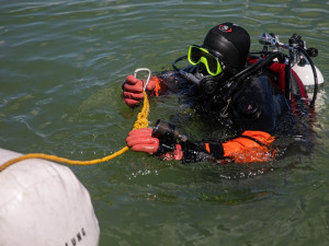 Ryba mu sebrala prut, za kterým skočil. Shoda náhod ho přiměla k tomu stát se hasičem potápěčem