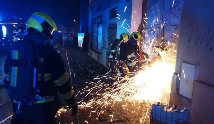 Hasiči na Nový rok likvidovali požár v Brně. Do budovy vnikli násilím
