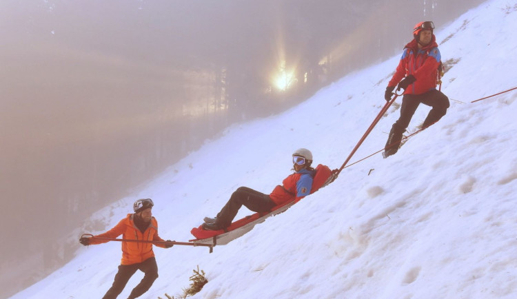 Horská služba zachraňovala o silvestrovské půlnoci dva turisty ze Sněžky