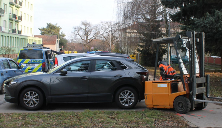 Opilý cizinec na Brněnsku neovládl vysokozdvižný vozík a narazil do auta