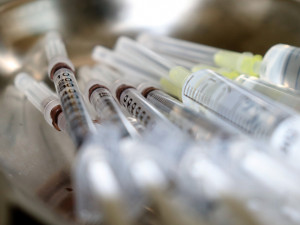 Za rok 2021 se v hradeckém kraji vyočkovalo celkem přes 800 tisíc dávek vakcín