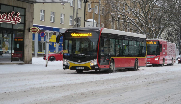 Elektrobusy v Hradci Králové mají najeto tři miliony kilometrů. Město v modernizaci své flotily pokračuje