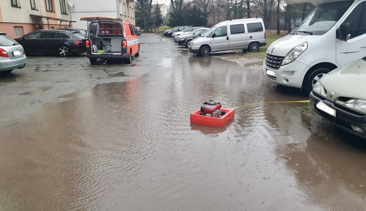 Na některých řekách stále platí povodňová aktivita. Hasiči museli odčerpávat vodu ze sklepů i parkoviště