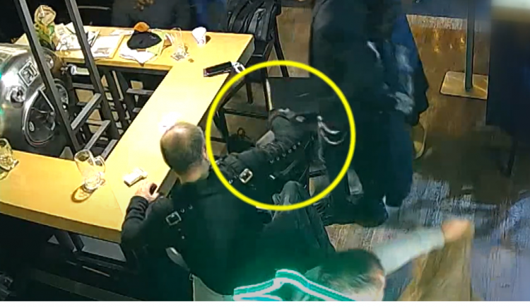 Muž v Brně donesl do restaurace batoh plný platebních karet. Přivlastnil si je zloděj