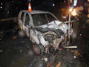 Nehoda osobního auta v obci Střevač skončila požárem. Řidiče, který nadýchal, si do péče převzali lékaři