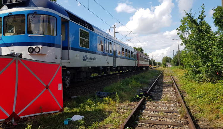 Na Hradecku vlak srazil a usmrtil člověka v kolejišti