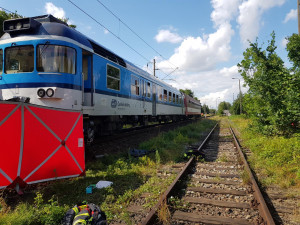 Na Hradecku vlak srazil a usmrtil člověka v kolejišti