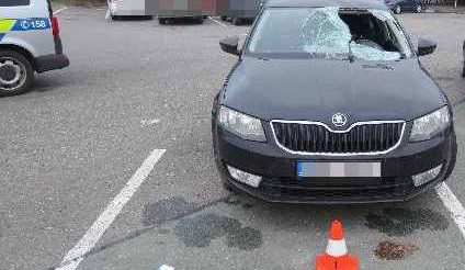 Pozor na zmrazky na střeše auta. Odlétávající kusy ledu zavinily nehodu na Rychnovsku