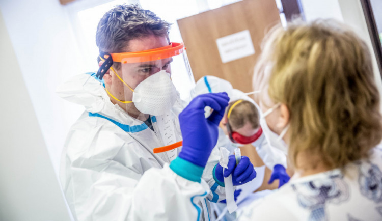 Variantou omikron se promoří celá populace, už to nejde zastavit, říká odborník z Brna