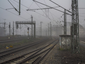 Kradli kabely na železniční trati. Za ohrožení provozu může trojice zlodějů skončit na šest let ve vězení