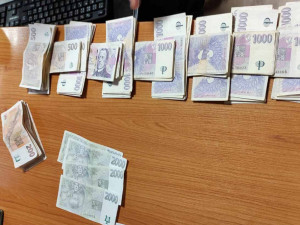 Bankomat na Rychnovsku chrlil hromadu peněz. Kolemjdoucí nasbíral bezmála 150 tisíc korun