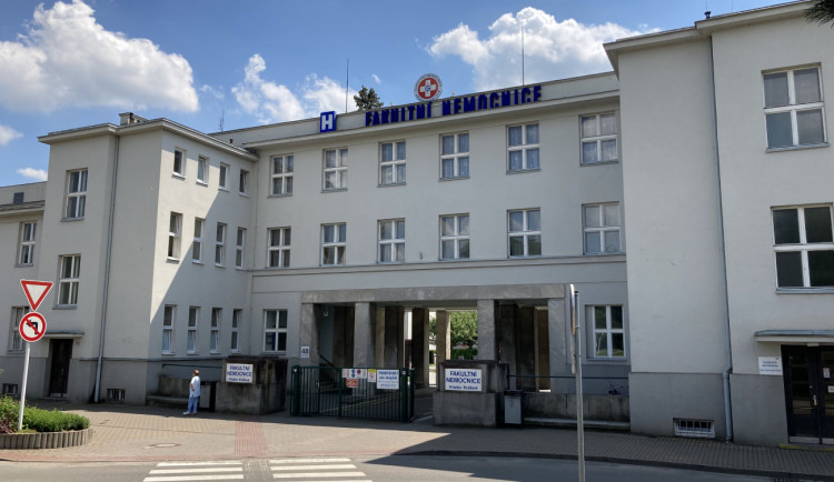 Hradecká nemocnice loni hospitalizovala tři tisíce covidpacientů. Dvakrát víc než v roce 2020