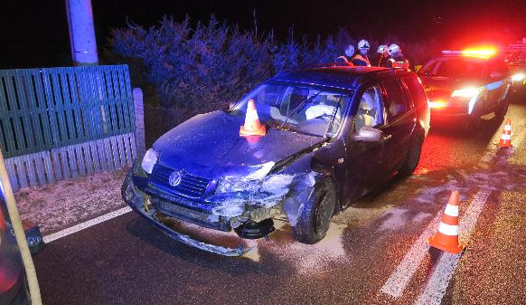 Nejdřív usnul v nastartovaném autě uprostřed křižovatky, pak se pokusil ujet policistům