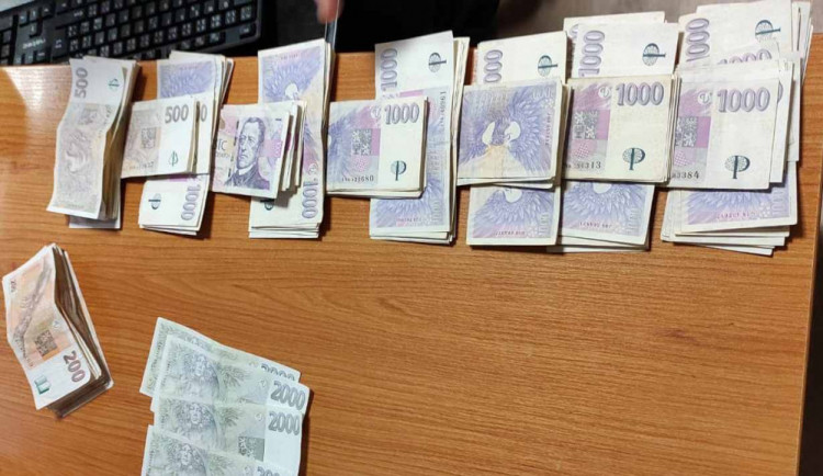 Bankomat na Rychnovsku chrlil hromadu peněz. Kolemjdoucí nasbíral bezmála 150 tisíc korun