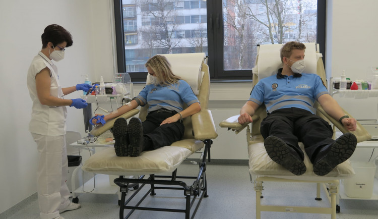 Hradečtí strážníci darovali krev. Chtějí tak motivovat veřejnost a pomoct nemocnici