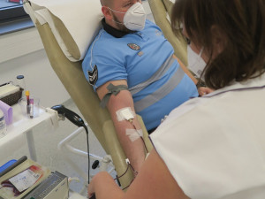 Hradečtí strážníci darovali krev. Chtějí tak motivovat veřejnost a pomoct nemocnici