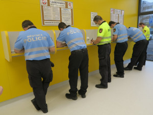 Hradečtí strážníci darovali krev. Chtějí tak motivovat veřejnost a pomoct nemocnici