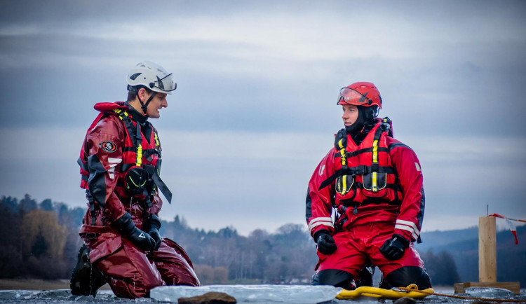Led na Brněnské přehradě není bezpečný. Hasiči trénovali záchranu lidí z vody