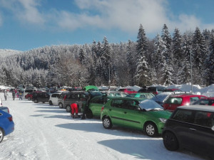 Turisté zaplnili parkoviště na Šerlichu v Orlických horách. Dopravu řídí policie