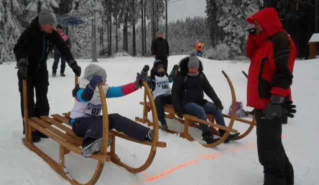 V Orlickém Záhoří závodili nadšenci na historických saních. Rohačky jsou součástí místní historie