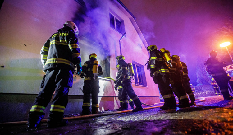 Požár rodinného domu v Rychnově likvidovalo pět jednotek hasičů. Z oken šlehaly plameny