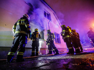 Požár rodinného domu v Rychnově likvidovalo pět jednotek hasičů. Z oken šlehaly plameny
