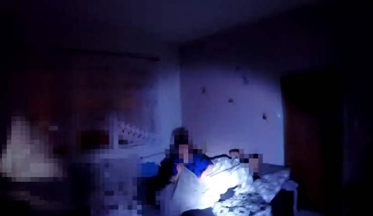 Zásahovka si došla pro dealera drog na Náchodsku. Doslova ho vytáhli z postele, kde byl s přítelkyní