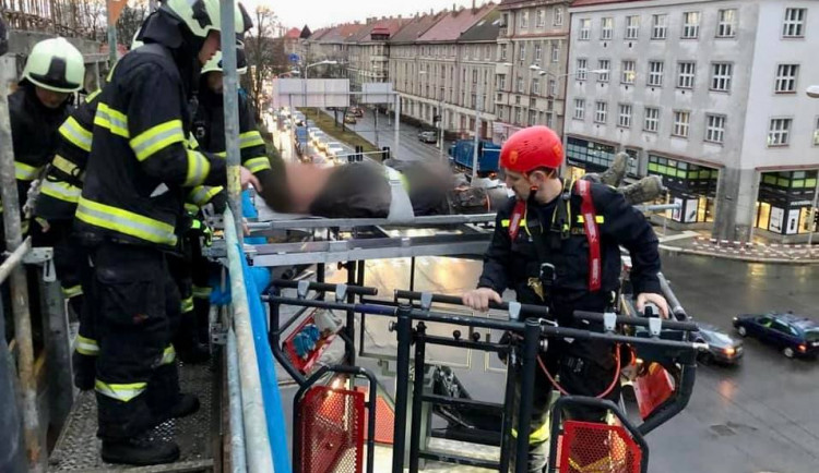 V centru Hradce se včera zranil dělník na lešení v pátém patře. Zasahovali záchranáři i hasiči