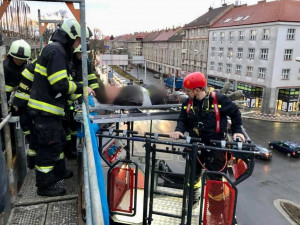 V centru Hradce se včera zranil dělník na lešení v pátém patře. Zasahovali záchranáři i hasiči