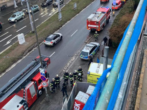 V centru Hradce se včera zranil dělník na lešení v pátém patře. Zasahovali záchranáři i hasiči