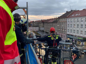 V centru Hradce se včera zranil dělník na lešení v pátém patře. Zasahovali záchranáři i hasiči