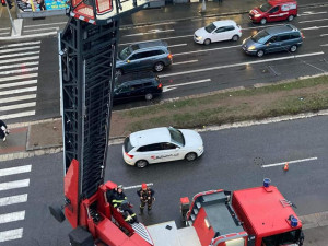 V centru Hradce se včera zranil dělník na lešení v pátém patře. Zasahovali záchranáři i hasiči